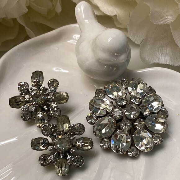 RHINESTONE MULTI-TIERED BROOCH & CLIP EARRINGS - Picture 1 of 8